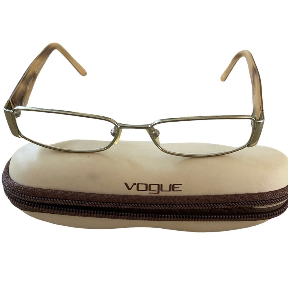 Vogue readers, see pictures for details with case.